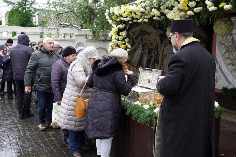 Coadă la moaștele Sfântului Apostol Andrei, la Catedrala din Galați