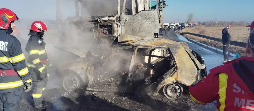 Accident groaznic în județul Galați: doi tineri au murit, după ce un autoturism și un autocamion au luat foc