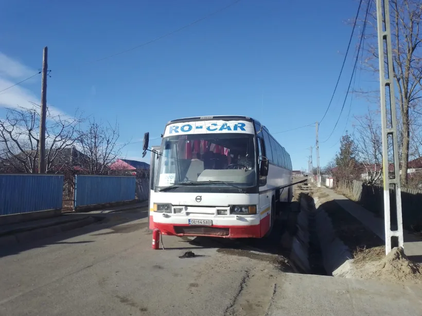 Momente de panică: un autobuz a luat foc în trafic, în județul Galați