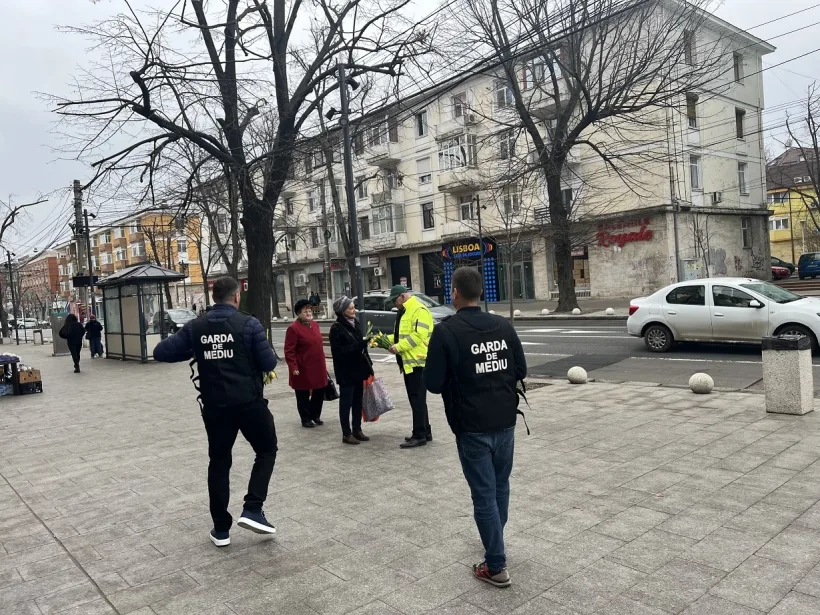 Comisarii gălățeni ai Gărzii de Mediu au ieșit în stradă cu flori și mărțișoare