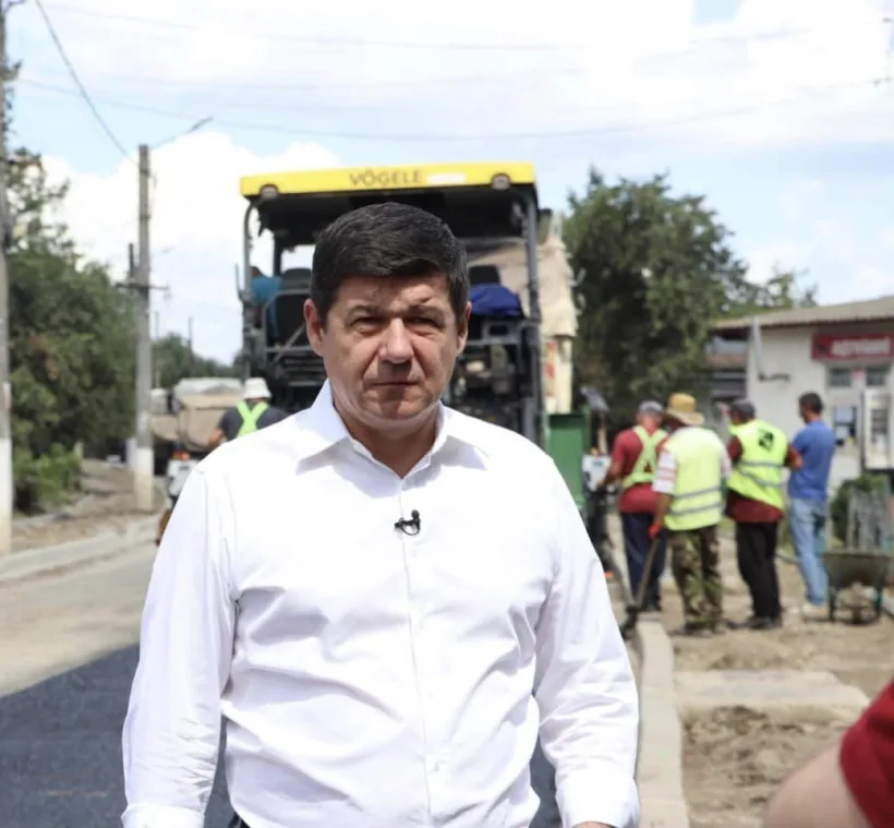 Se asfaltează pe DJ 251, la Schela, după ce drumul a fost consolidat și lărgit la opt metri