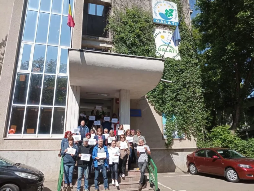 Angajații APM Galați continuă protestele zilnice. Pe durata acestora, nu se preiau documentații