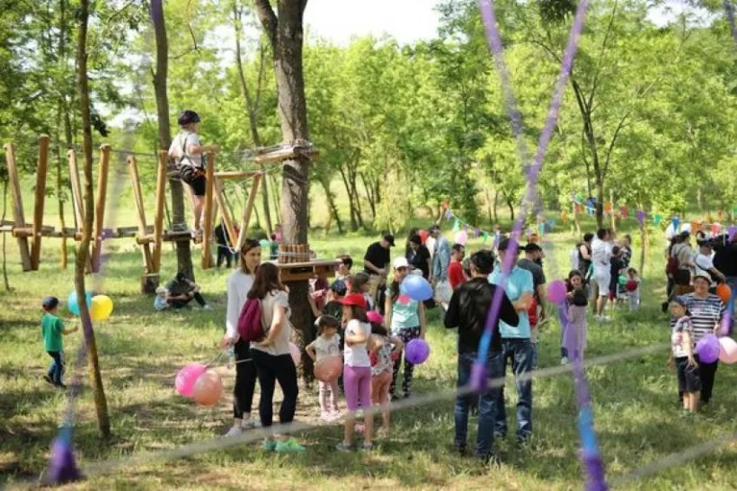 Petrecere de 1 Iunie în Parcul de Aventură „EscapeLand”, din Pădurea Gârboavele: Copiii vor avea parte de multă înghețată și dulciuri