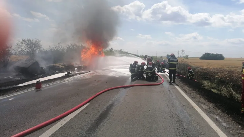 O cisternă cu benzină a luat foc. Pompieri brăileni și gălățeni, intervin în forță