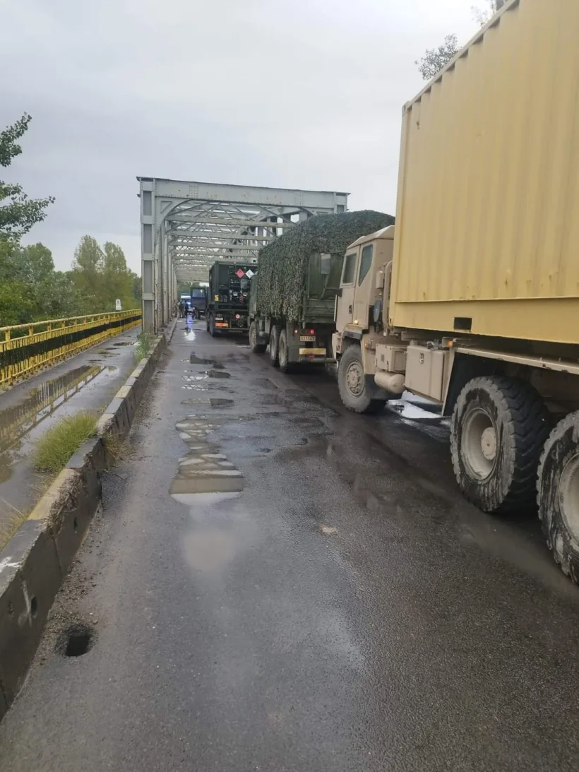 Trafic blocat la intrarea în Galați: două convoaie militare s-au ciocnit