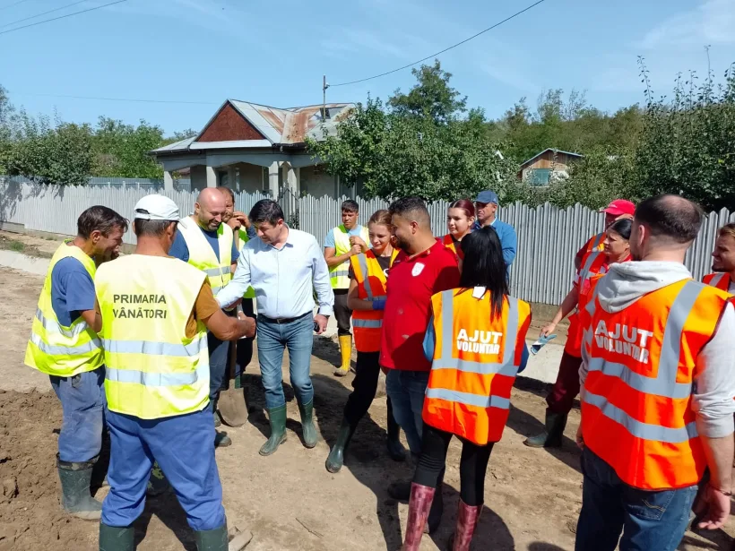 Costel Fotea mulțumește voluntarilor: Este important să arătăm că, în fața tragediilor naturale, solidaritatea ne poate salva! Fie ca binele pe care l-ați făcut să vi se întoarcă!