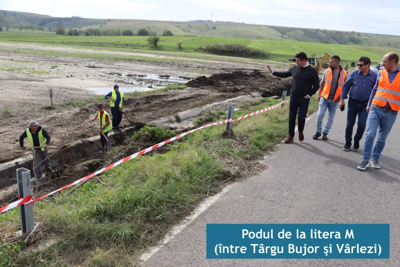 Fotea: Se lucrează intens la reabilitarea drumurilor județene afectate de inundații, inclusiv a podurilor și podețelor.