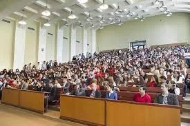 Tot mai mulți tineri vor să studieze „acasă”, în România