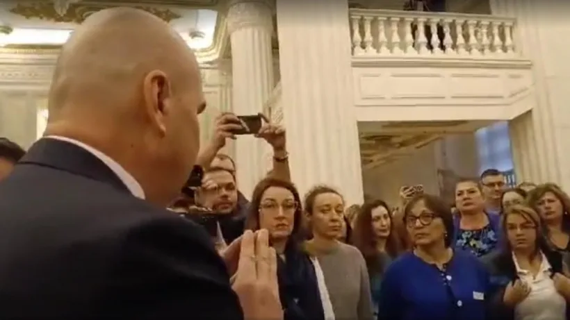 Proteste la Senat. Ilie Bolojan, huiduit de angajați