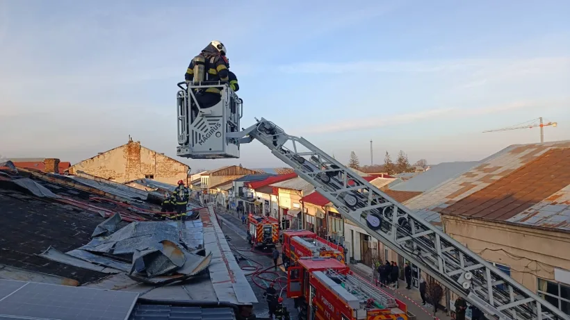Intervenție în forță a pompierilor, la Tecuci. Un incendiu puternic a cuprins 9 proprietăți