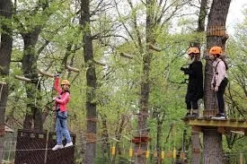 Adrenalină și voie bună în Parcul de Aventură din pădurea Gârboavele