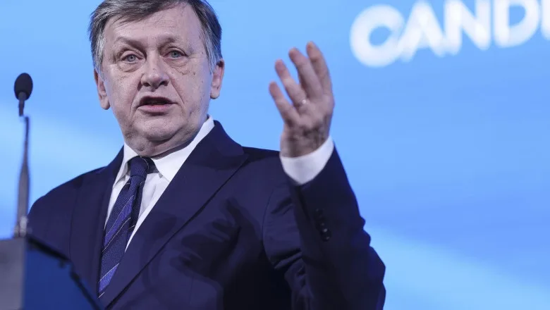 Crin Antonescu ar tăia la jumătate salariile demnitarilor, în caz de criză economică: „Exclud creșterea taxelor”