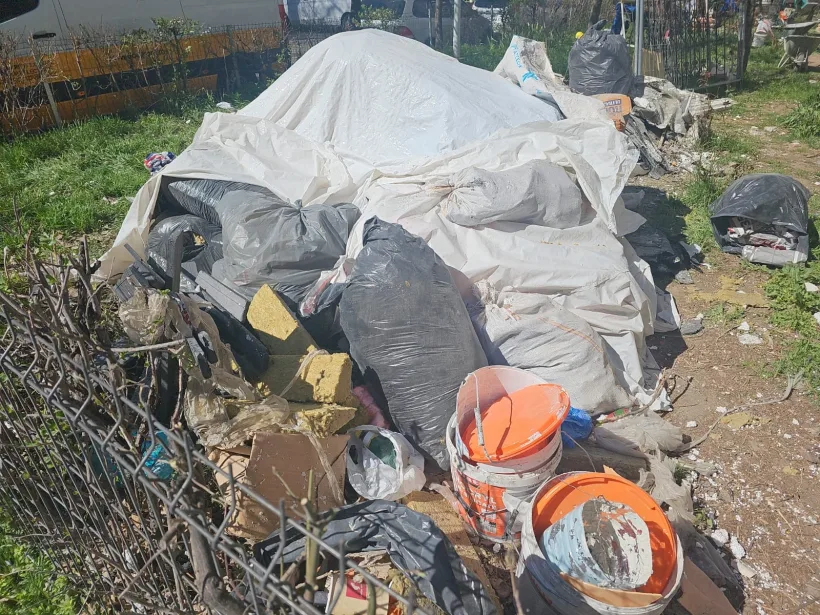 Șantier amendat de Garda de Mediu Galați, pentru deșeurile aruncate pe spațiul verde