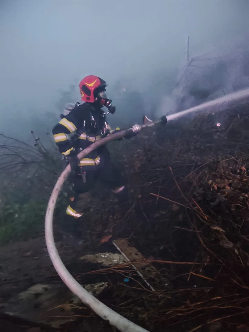 Pompierii din Galați, Tecuci și Ivești, mobilizați să stingă un incendiu la groapa de gunoi din Șendreni