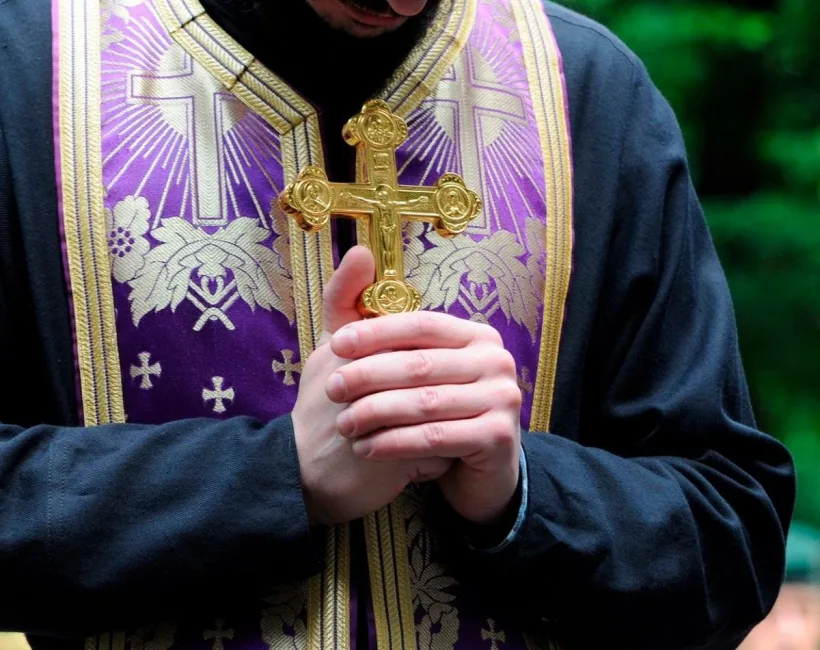 Preotul Aurelian Emil Oprișan, de la Parohia Foltești, acuzat că a violat o adolescentă. A fost oprit de la slujire