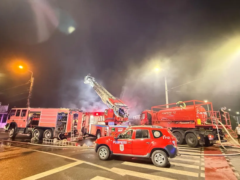 Mobilizare a pompierilor gălățeni: incendiu puternic la depozite. Locuitorii, avertizați prin RO-ALERT