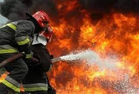 Incendiu de proporții la Tg. Bujor: sunt degajări mari de fum