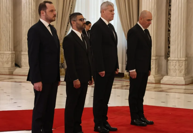 Premierul Ilie Bolojan și alți oficiali ai Guvernului aduc ultimele omagii fostului președinte Ion Iliescu