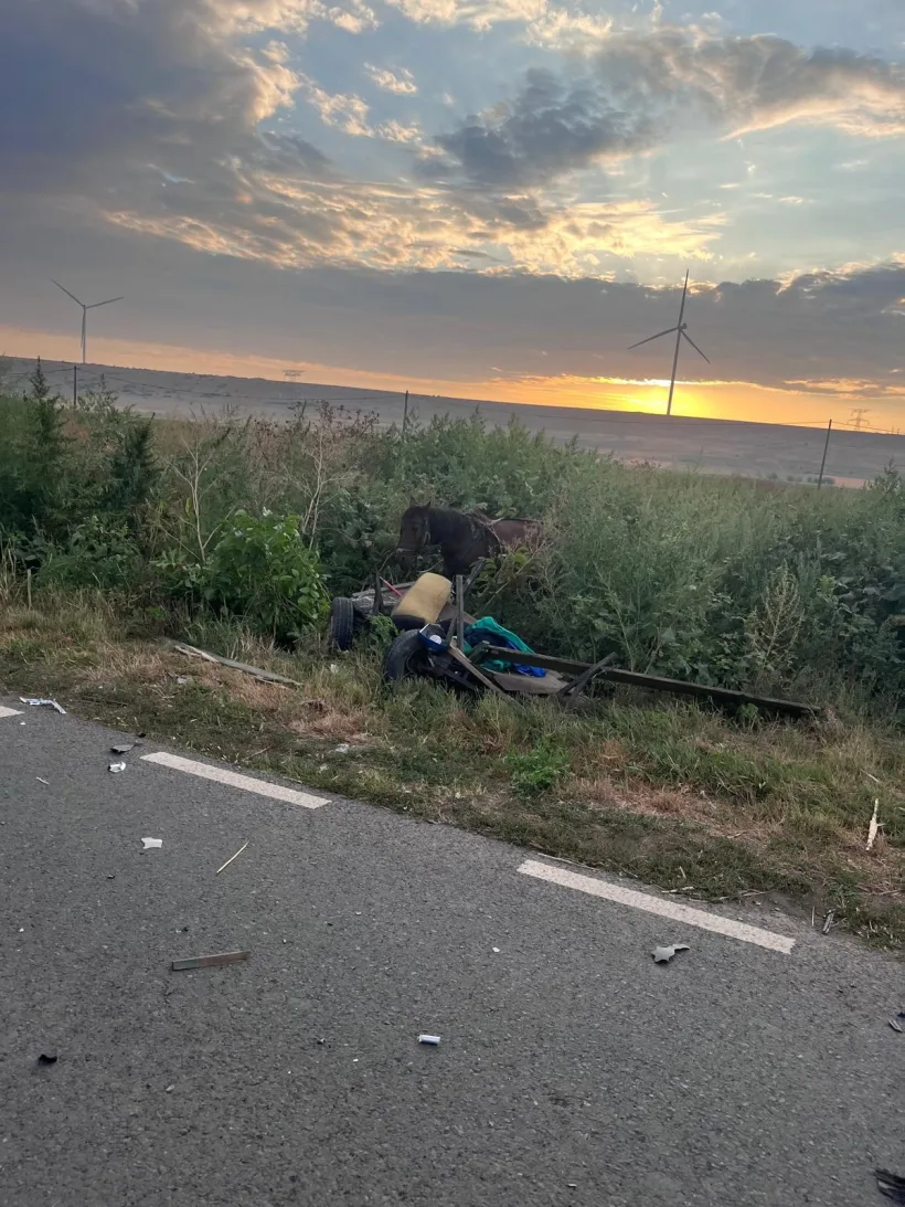 Accident grav după ce o autospecială de poliție a intrat într-o căruță: o persoană a murit și alte trei sunt grav rănite