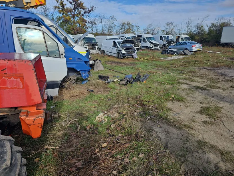 Parc de dezmembrări auto care funcționa fără acte, descoperit în județul Galați