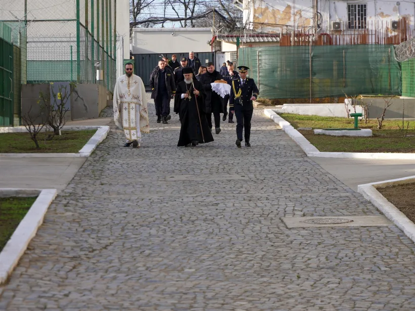 Lăcaş de cult ridicat în Penitenciarul Galaţi. Deţinuţii au participat la slujbă
