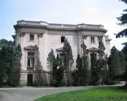 Castelul de la Căpâlnaş, o clădire istorică veche de 150 de ani numită şi „micul Trianon”, se vinde
