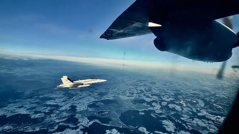 Avionul prezidențial Spartan, escortat de două F-18 elvețiene în drumul spre București