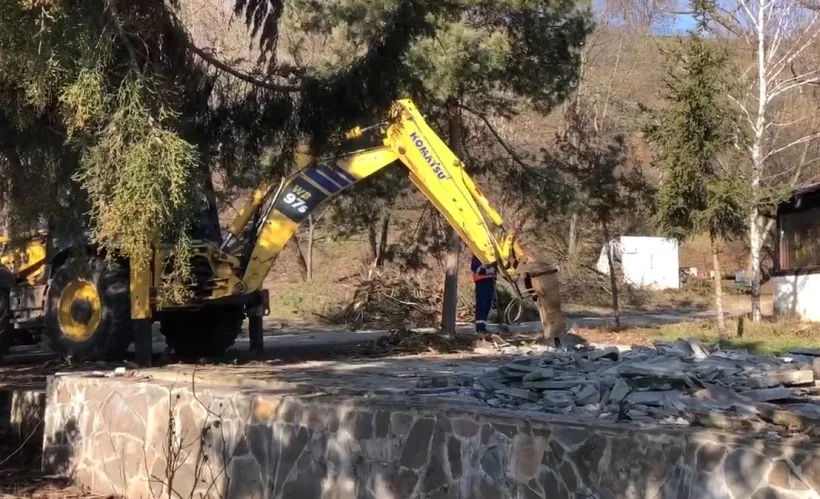 A început demolarea restaurantelor de pe Faleza Inferioară