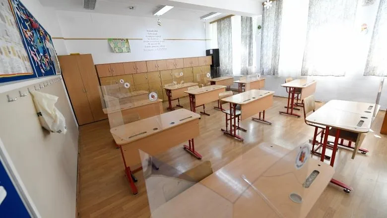Prof. Rafila: „Nu știu cum vor funcționa separatoarele de plexiglas în cazul copiilor mici”