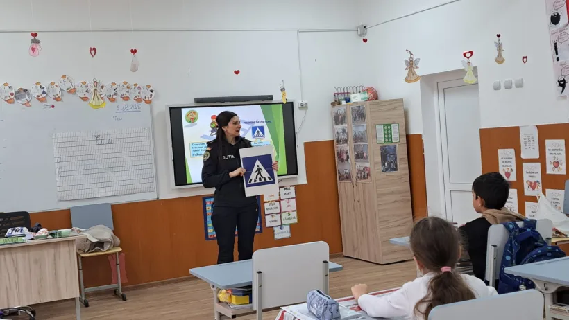 Polițiștii îi învață pe elevii de clasa I cum să evite pericolele. Peste 850 de copii au participat la activități
