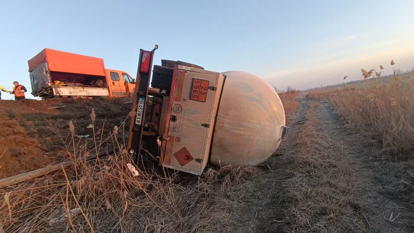 Accident cu o autocisternă pe DN2B. Conducătorul auto a fost transportat la spital