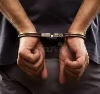 Reţinut după ce şi-a agresat fiica vitregă şi a condus fără permis