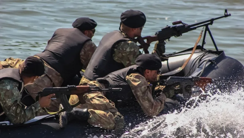 Exerciții militare pe brațul Măcin al Dunării