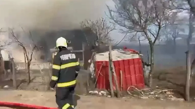 Incendiu puternic la o casă din județul Galați. Cinci camere, distruse de flăcări
