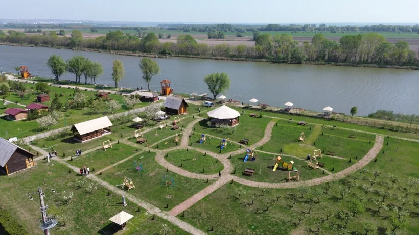 Costel Fotea dă startul sezonului la Balta Zătun: baza de agrement se redeschide după popularea cu două tone de crap