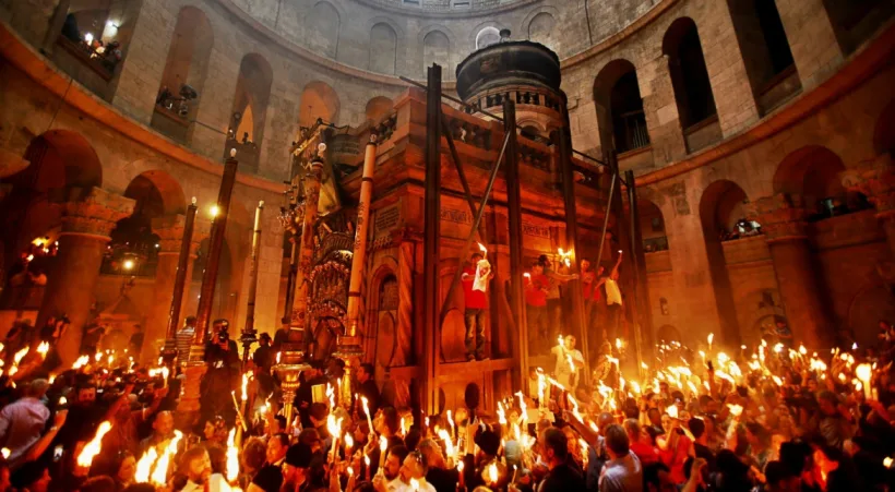 Zbor special pentru Lumina Sfântă: procesiunea de la Ierusalim limitată de restricții