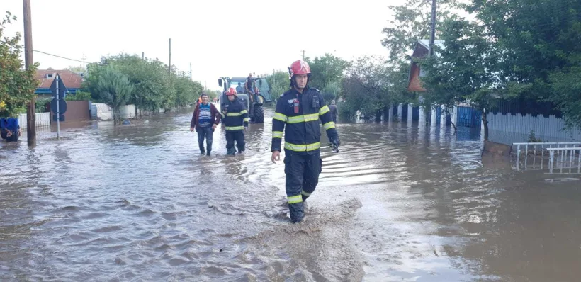 Apele au intrat în case în județul Galați: intervenție masivă a ISU cu zeci de pompieri