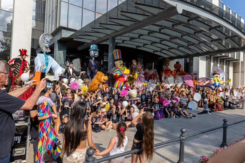 Păpuși gigantice, acrobații și instalații multimedia la Galați Street Fest 2026
