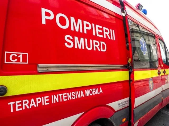 Accident speactaculos în Galați: autoturism proiectat pe scările unui restaurant după un impact violent cu patru mașini. Șoferul a fugit de la locul accidentului