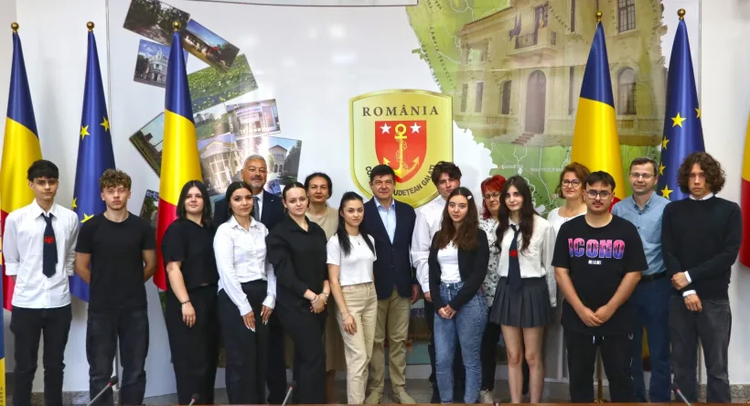 Performanță în educație la Galați: Costel Fotea a premiat elevii participanți la concurs