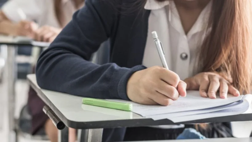 Emoții pentru absolvenții de gimnaziu: debutul Evaluării Naționale cu examenul la Limba Română