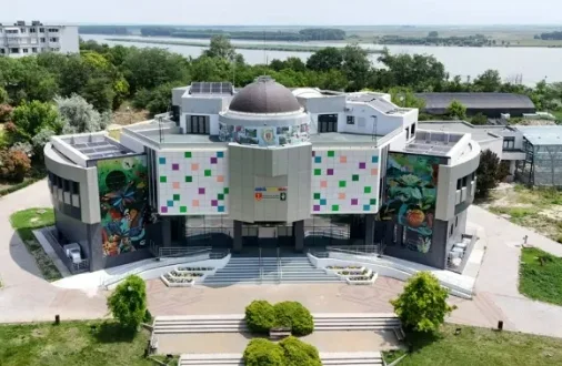Expoziție de ii cusute manual la Galați: flori, păsări și ape transformate în simboluri tradiționale