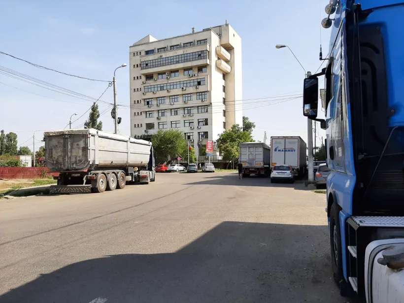 Finanțiști din patru județe pichetează, joi, sediul DGRFP Galați