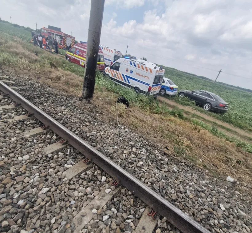 Două femei decedate și doi copii răniți, după ce un tren a lovit o mașină, pe raza Regionalei CFR Galați