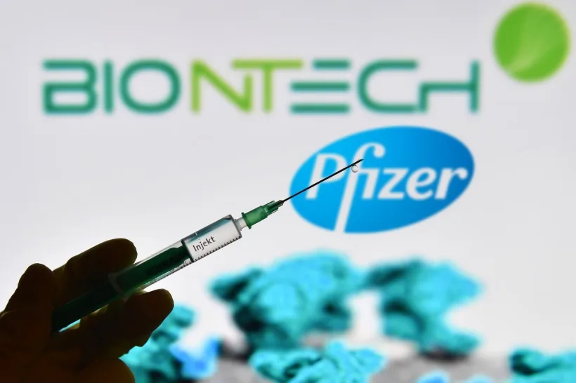 Între 10% - 15% din voluntarii vaccinurilor Pfizer și Moderna au prezentat efecte secundare