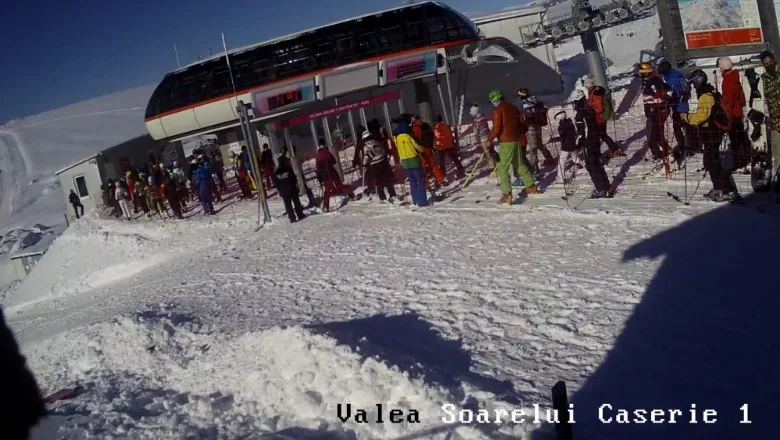 Autoritățile din Sinaia au luat măsuri de urgenţă după ce turiștii au luat cu asalt pârtiile și telegondola