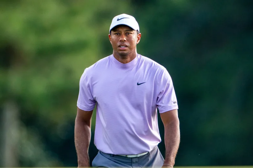 Jucătorul de golf Tiger Woods a suferit un grav accident de circulaţie