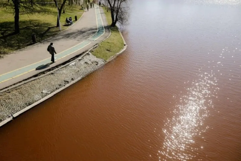 Lacul IOR din București, invadat de alge roșii