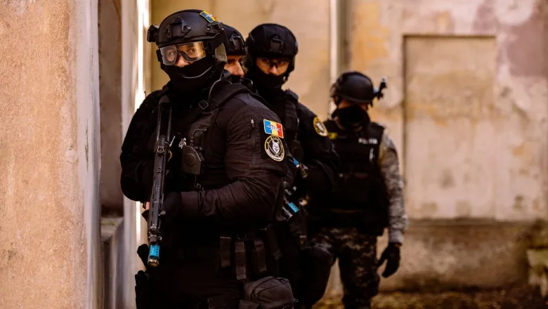 Lupta poliţiştilor, uneori ca un strigăt sub apă, alteori...