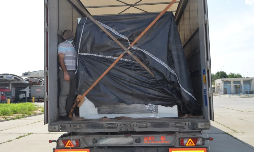 Sirian ascuns într-un tir, depistat de polițiștii de frontieră. Unde intenționa să ajungă bărbatul